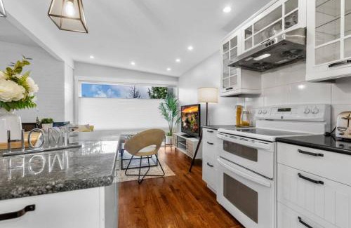 East Lake Hills Casa | Bellevue Work & Relax Near Downtown