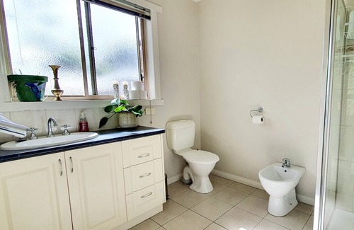 Nerrina Casa | Bells Lane - Large Home w/ Double Garage Sleeps 10
