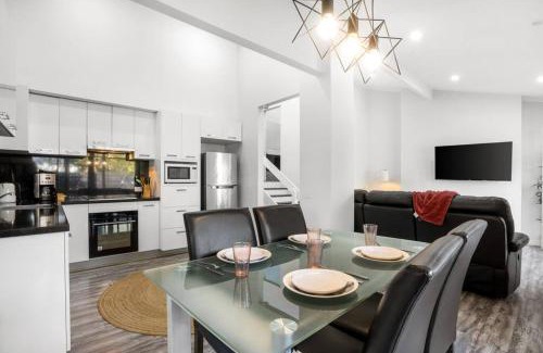 Belmont Casa | Belmont 3BR Townhome by Short and Long Stays