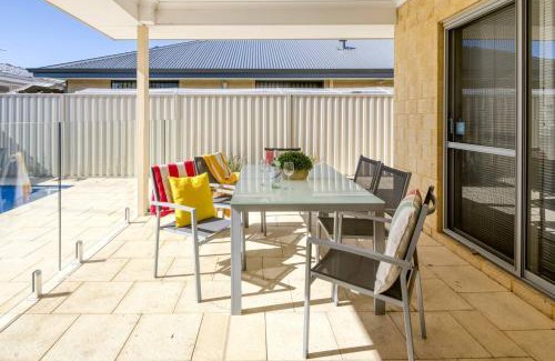 Belmont Villa | Belmont Beauty - Relaxing Poolside Stay for Families