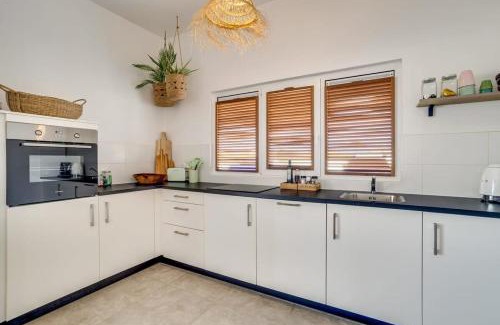 Belnem Apartamento | Belnem Breeze Kas Julia with Communal Pool