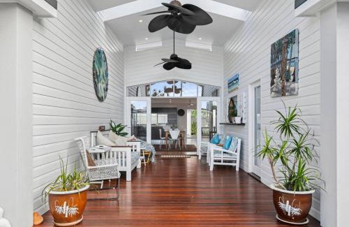 Broadbeach Waters Casa | Bels Florida Family Getaway - Pool, WiFi, BBQ