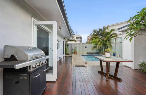 Broadbeach Waters Casa | Bels Florida Family Getaway - Pool, WiFi, BBQ