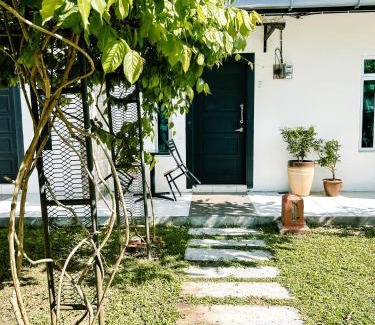 Kampung Mawar Chalet De Esquí | Belukar Lodges Private Homestay