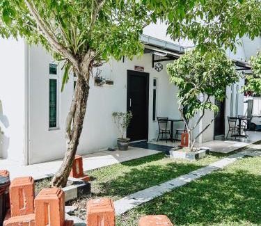 Kampung Mawar Chalet De Esquí | Belukar Lodges Private Homestay