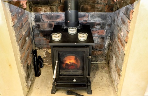 Halifax Cabaña | BELVEDERE FARM, pet friendly, with hot tub in Hipperholme