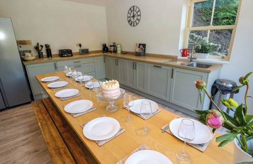 Halifax Cabaña | BELVEDERE FARM, pet friendly, with hot tub in Hipperholme