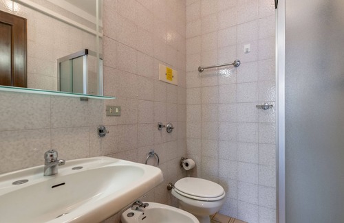 Frader Casa | Precioso apartamento en Torri del Benaco con piscina