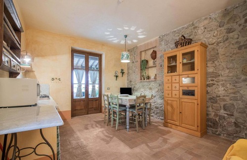 Fabro Villa | Acogedor apartamento con piscina comunitaria y jardín con magníficas vistas