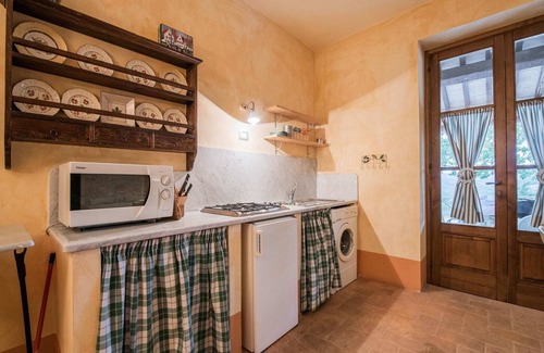 Fabro Villa | Acogedor apartamento con piscina comunitaria y jardín con magníficas vistas