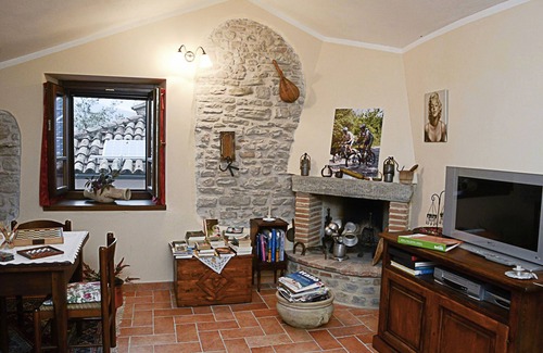 Apecchio Cabaña | Casa de campo en las Marcas con vistas al jardín y al bosque