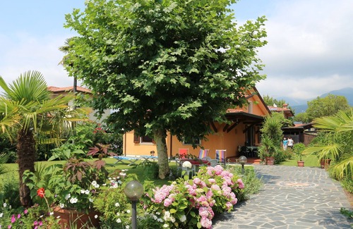 Cinquale Casa | Bungalow con terraza cubierta en complejo playero