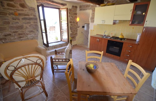 Monterosso Cabaña | Pintoresca Casa de Campo en Pergola con Jardín