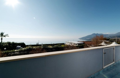 Santa Marina Apartamento | Cómodo apartamento con piscina en Policastro Bussentino