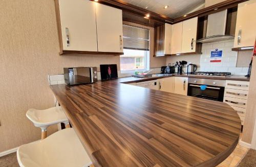 Kelty Chalet De Esquí | Benarty 11 with Private Hot Tub - Fife - Loch Leven - Lomond Hills - Pet Friendly