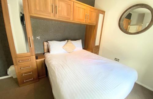 Kelty Chalet De Esquí | Benarty 11 with Private Hot Tub - Fife - Loch Leven - Lomond Hills - Pet Friendly