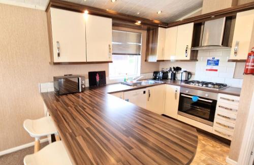 Kelty Chalet De Esquí | Benarty 11 with Private Hot Tub - Fife - Loch Leven - Lomond Hills - Pet Friendly