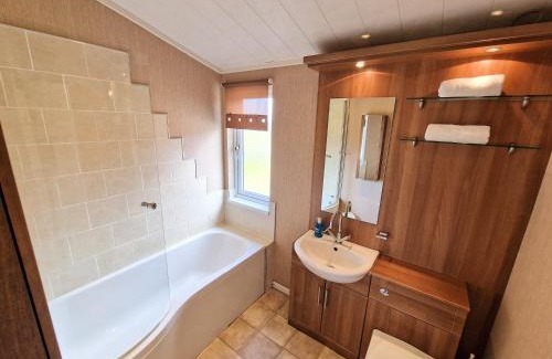 Kelty Chalet De Esquí | Benarty 11 with Private Hot Tub - Fife - Loch Leven - Lomond Hills - Pet Friendly