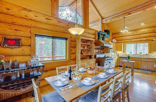 Sunriver Cabina | Bend Getaway with Cozy Fireplace
