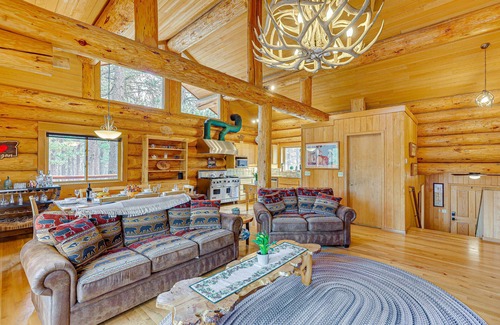 Sunriver Cabina | Bend Getaway with Cozy Fireplace