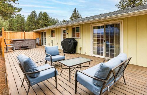 Southwest Bend Casa | Bend Home with Hot Tub about 2 Mi to Old Mill District!