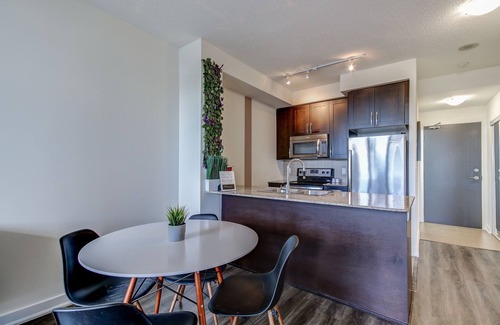 Mississauga Condominio | Benetton Suite - Square One - 1 BR + Den +1 Parking