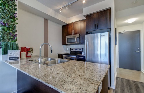 Mississauga Condominio | Benetton Suite - Square One - 1 BR + Den +1 Parking
