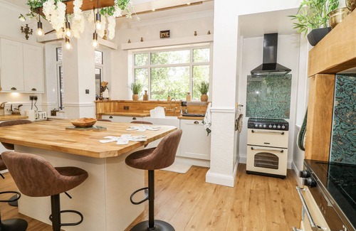 Ridgeway Cabaña | BENTFIELD HOUSE, pet friendly, with open fire in Whiston