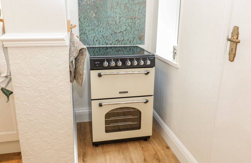 Ridgeway Cabaña | BENTFIELD HOUSE, pet friendly, with open fire in Whiston