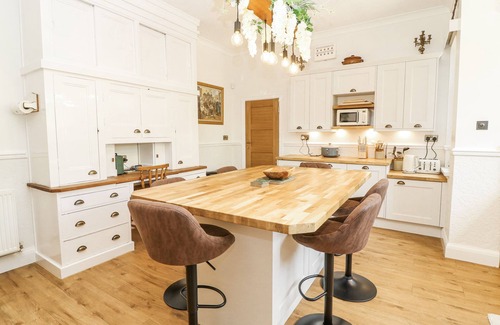 Ridgeway Cabaña | BENTFIELD HOUSE, pet friendly, with open fire in Whiston