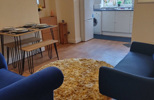 Crewe Casa | Bentley view,2 bedroom house, WiFi, private,secure bank garden,parking outside