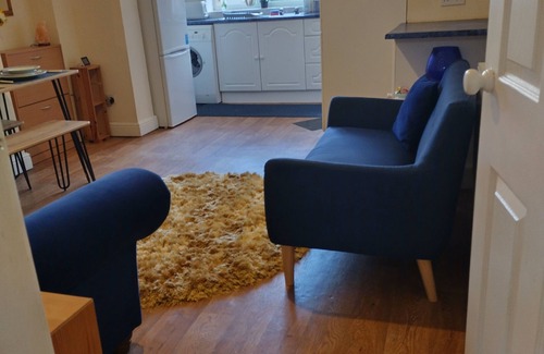 Crewe Casa | Bentley view,2 bedroom house, WiFi, private,secure bank garden,parking outside