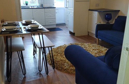 Crewe Casa | Bentley view,2 bedroom house, WiFi, private,secure bank garden,parking outside