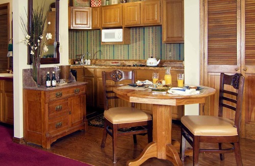 Eureka Springs Historic District Apartamento | Benton Suite, Jacuzzi, kitchen, Balcony, Only place with PARKING right downtown.