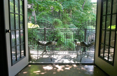 Eureka Springs Historic District Apartamento | Benton Suite, Jacuzzi, kitchen, Balcony, Only place with PARKING right downtown.