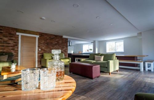 Farley Casa | Beresford, woodland lodge, sauna, hot tubs & games for 18