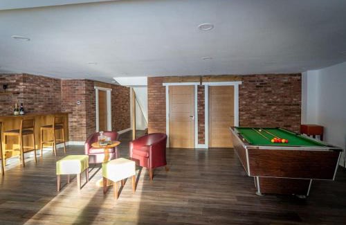 Farley Casa | Beresford, woodland lodge, sauna, hot tubs & games for 18