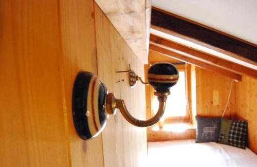 Schwanden Casa | Bergbauernhaus an Wasserfall und Waldrand