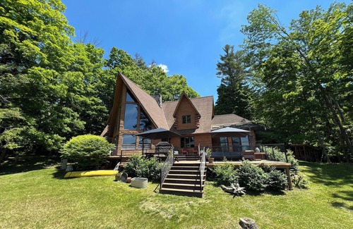 Taconic Casa | BERKSHIRE MOUNTAIN LAKEFRONT LOG HOUSE FAMILY RETREAT