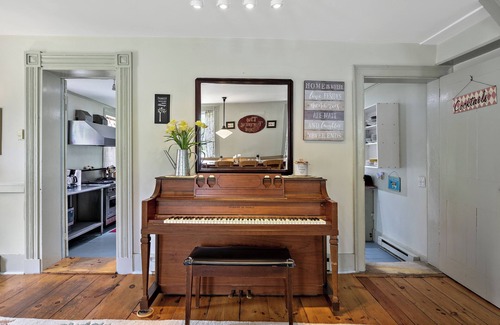 Great Barrington Casa | Berkshires Family Inn – For Getaways & Big Groups! Walkable to Butternut!