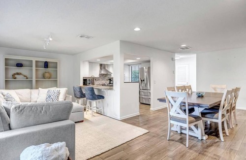 Palm Valley Casa | Bermuda Bungalow - 3BR stay w BBQ