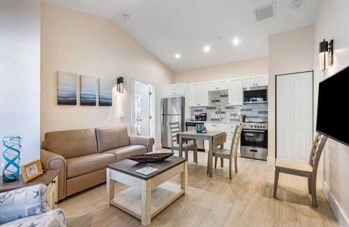 Singer Island Apartamento | Bermuda Bungalows #2 🌴🏄‍♀️Quick Walk to Public Beach 🏊🩴Pool/Spa On-Site 🏖️🌅Downtown Singer Island 🌊😎Walk to Restuarants, Bars, Shops 🐬🌞Free On-Site Parking!