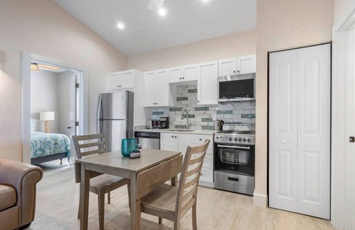 Singer Island Apartamento | Bermuda Bungalows #2 🌴🏄‍♀️Quick Walk to Public Beach 🏊🩴Pool/Spa On-Site 🏖️🌅Downtown Singer Island 🌊😎Walk to Restuarants, Bars, Shops 🐬🌞Free On-Site Parking!