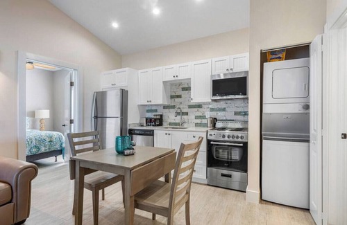 Singer Island Apartamento | Bermuda Bungalows #2 🌴🏄‍♀️Quick Walk to Public Beach 🏊🩴Pool/Spa On-Site 🏖️🌅Downtown Singer Island 🌊😎Walk to Restuarants, Bars, Shops 🐬🌞Free On-Site Parking!
