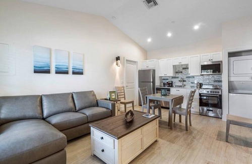 Singer Island Apartamento | Bermuda Bungalows #4 🌴🏄‍♀️Quick Walk to Public Beach 🏊🩴Pool/Spa On-Site 🏖️🌅Downtown Singer Island 🌊😎Walk to Restuarants, Bars, Shops 🐬🌞Free On-Site Parking!