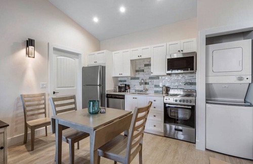 Singer Island Apartamento | Bermuda Bungalows #4 🌴🏄‍♀️Quick Walk to Public Beach 🏊🩴Pool/Spa On-Site 🏖️🌅Downtown Singer Island 🌊😎Walk to Restuarants, Bars, Shops 🐬🌞Free On-Site Parking!