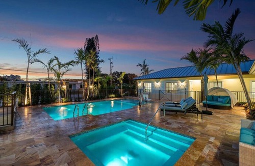 Singer Island Apartamento | Bermuda Bungalows #4 🌴🏄‍♀️Quick Walk to Public Beach 🏊🩴Pool/Spa On-Site 🏖️🌅Downtown Singer Island 🌊😎Walk to Restuarants, Bars, Shops 🐬🌞Free On-Site Parking!