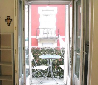 Lourdes Hotel | Bernadette' Cosy Flat - 3 minutes walk main door to sanctuary entrance- Old Town - Bernadette de Soubirous's neighborhood