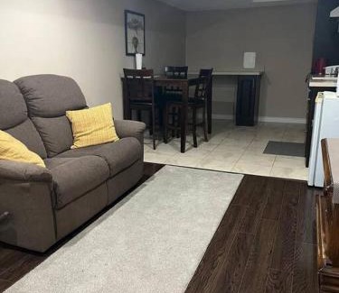 Halton Regional Municipality Apartamento | Bernie's Basement