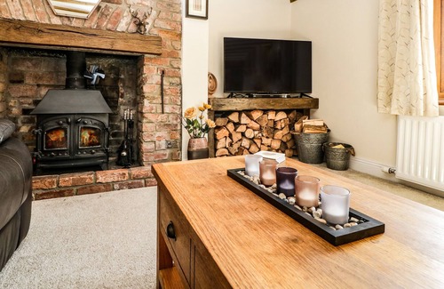 Berrow Cabaña | BERROW LODGE, pet friendly, with hot tub in Burnham-On-Sea